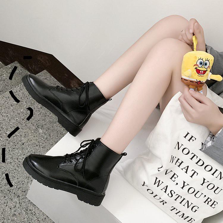 Nữ Nam Hàn cởi giày gót đen, giày Martin