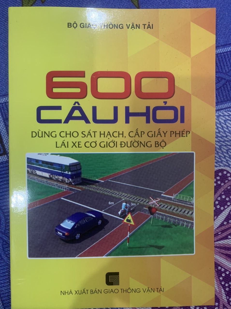 Sách học  600 Câu Hỏi Dùng Cho Sát Hạch, Cấp Giấy Phép Lái Xe Cơ Giới