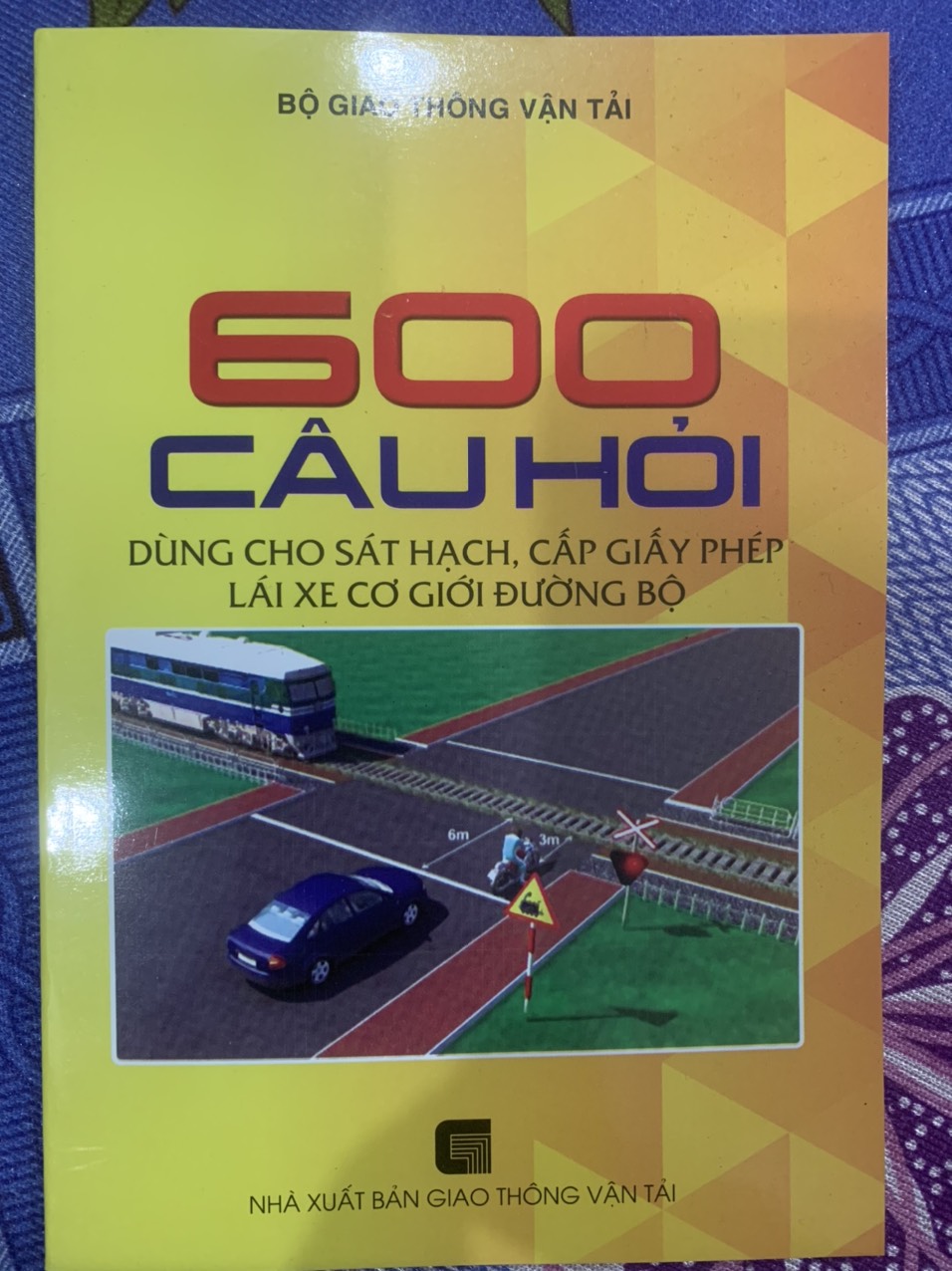 sách học  600 Câu Hỏi Dùng Cho Sát Hạch, Cấp Giấy Phép Lái Xe Cơ Giới