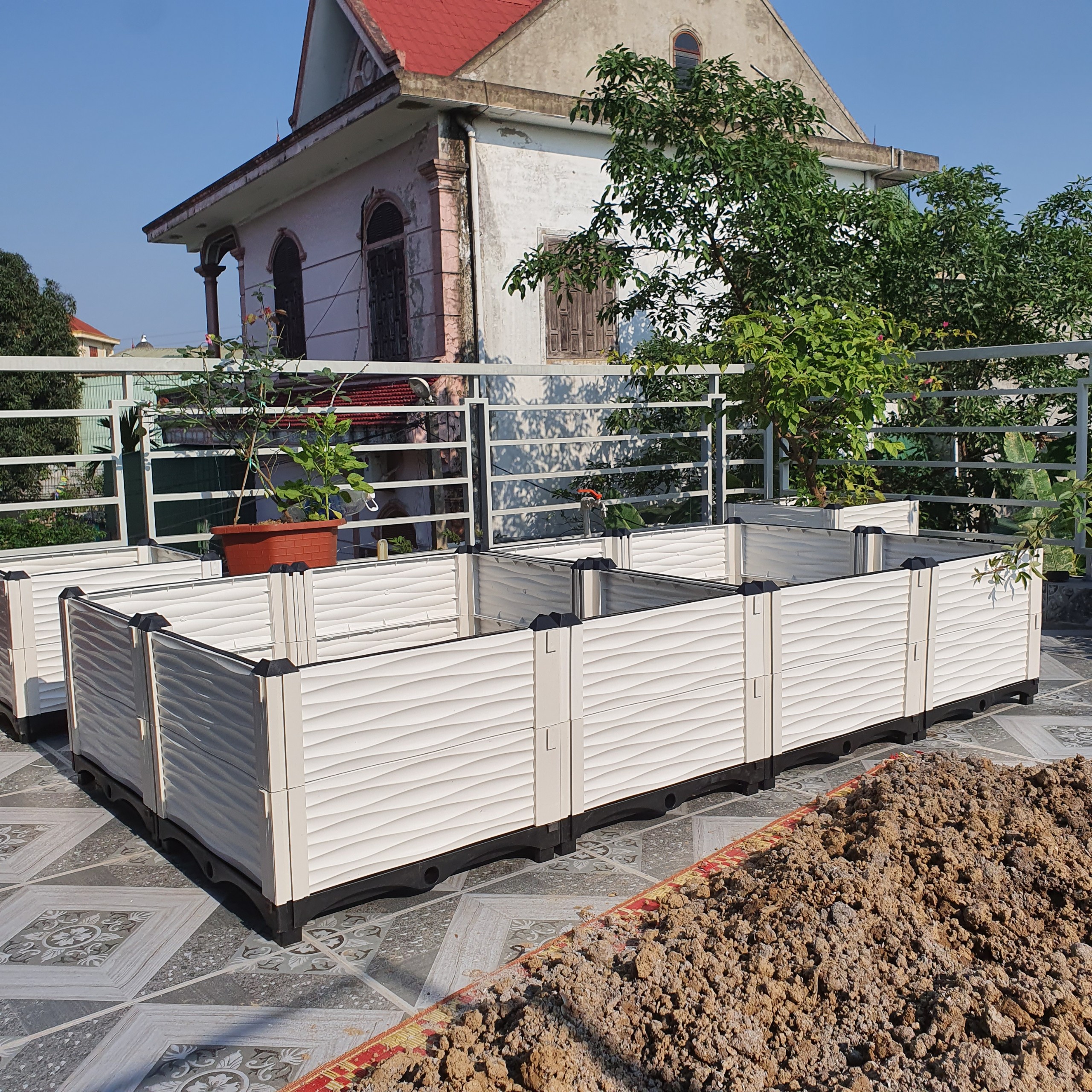 CHẬU GHÉP THÔNG MINH Cm: Bền từ 8-10 năm, phù hợp mọi cây trồng và không gian, Module tùy biến kích thước, an toàn, trọng lượng nhẹ, kết cấu chắc chắn, có khay trữ và thoát nước.