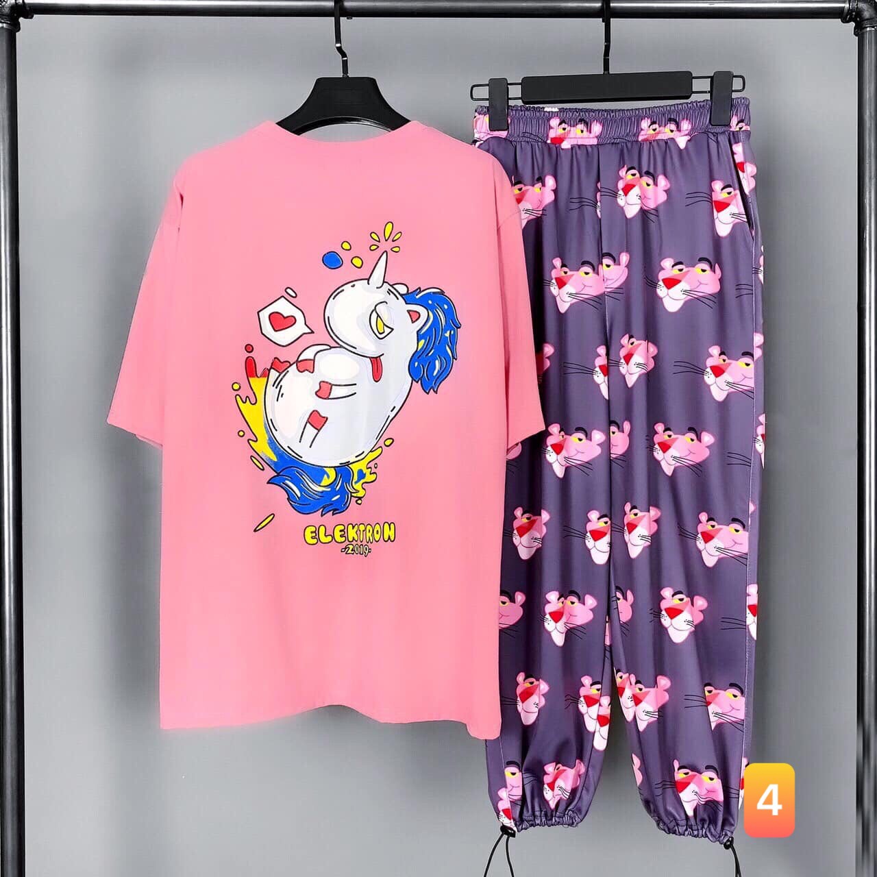 (M L XL, 40-70KG) Quần dài thun cartoon unisex nam/nữ. Quần dài pants hoạt hình. Quần dài thun cào. Quần cartoon unisex nam/nữ. Quần thun dài unisex. Họa tiết: cún/chó snoopy - vịt vàng - báo hồng the pink panther - thú mỏ vịt perry - con rối sesame - gà