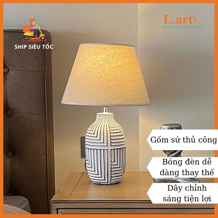 Đèn ngủ để bàn gốm sứ trắng tinh tế, sang trọng, mũ đèn bằng vải DBG021