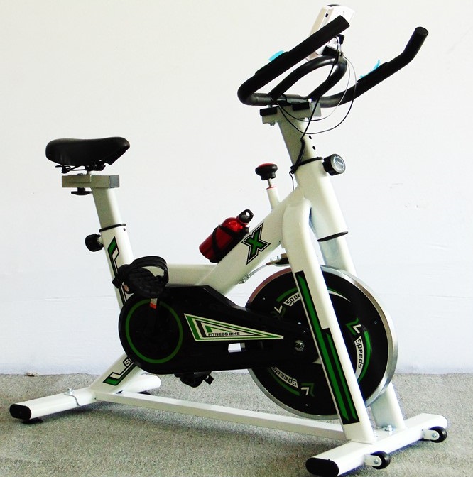 Xe Đạp Tập Thể Dục X- FitNess- Bike . Màu trắng bóng có đồng hồ hiển thị thông số. Tay cầm bọc mút êm ái, yên xe và cổ xe nâng cao hạ thấp được.