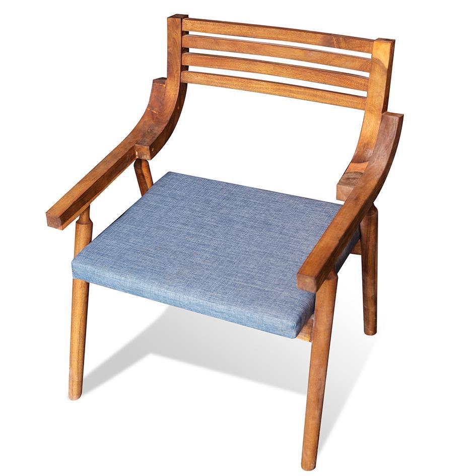 Ghế nệm có tay Napoli có nệm ngồi, tay vịn và lưng ghế làm bằng gỗ được thiết kế thanh ngang rất thoáng khi tựa