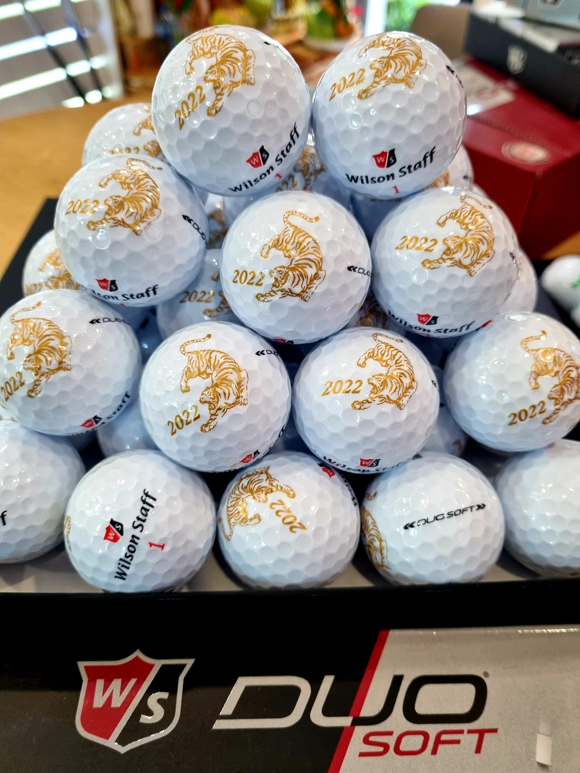 Bóng chơi golf Wilson Staff Duo Soft - Có in Logo Hổ vàng 2022