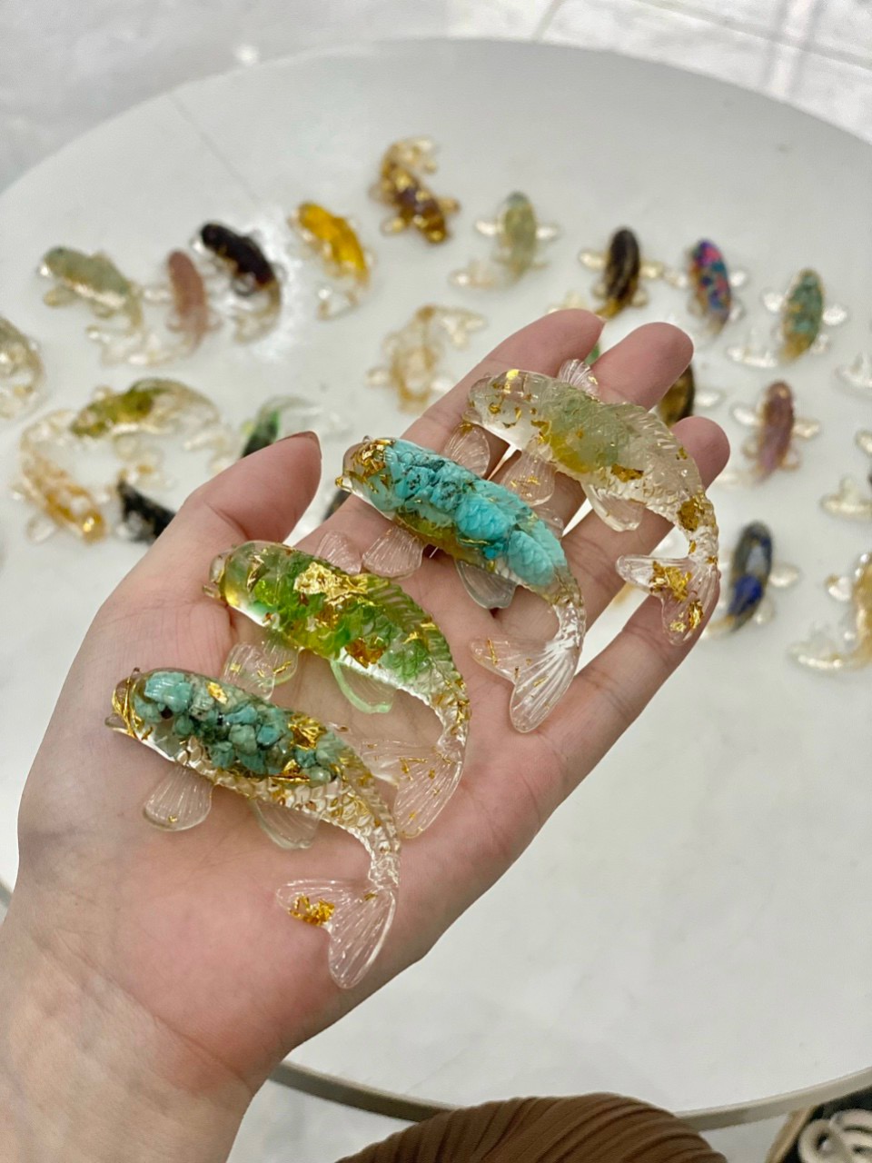 Set 5 con cá Koi phong thuỷ chất liệu vụn đá thạch anh đúc nhựa cứng cao cấp