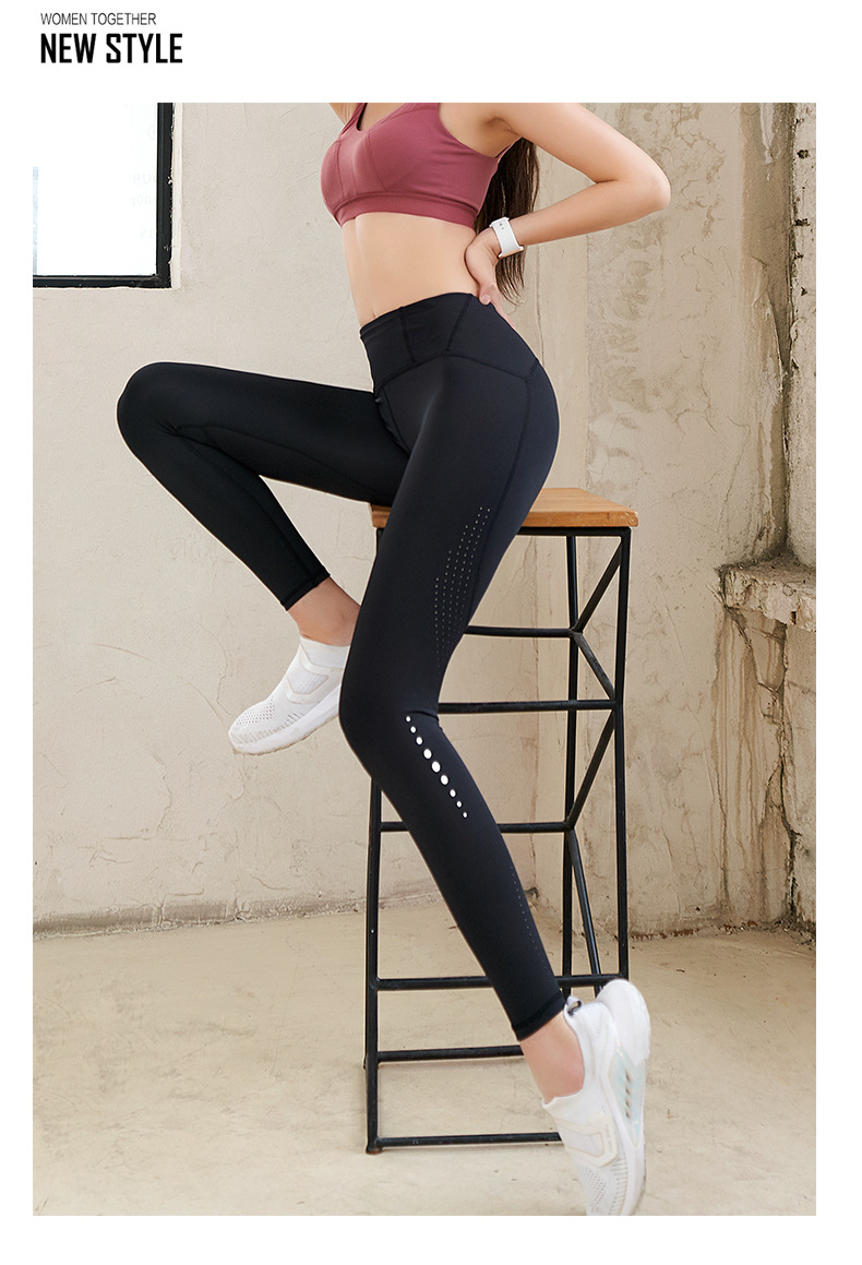 Quần dài gym yoga nữ có lỗ thoáng khí dưới chân - Thoải mái vận động mà không lo bị nóng, vì bề mặt quần có nhiều lỗ thoáng khí giúp thoát nhiệt từ bên trong