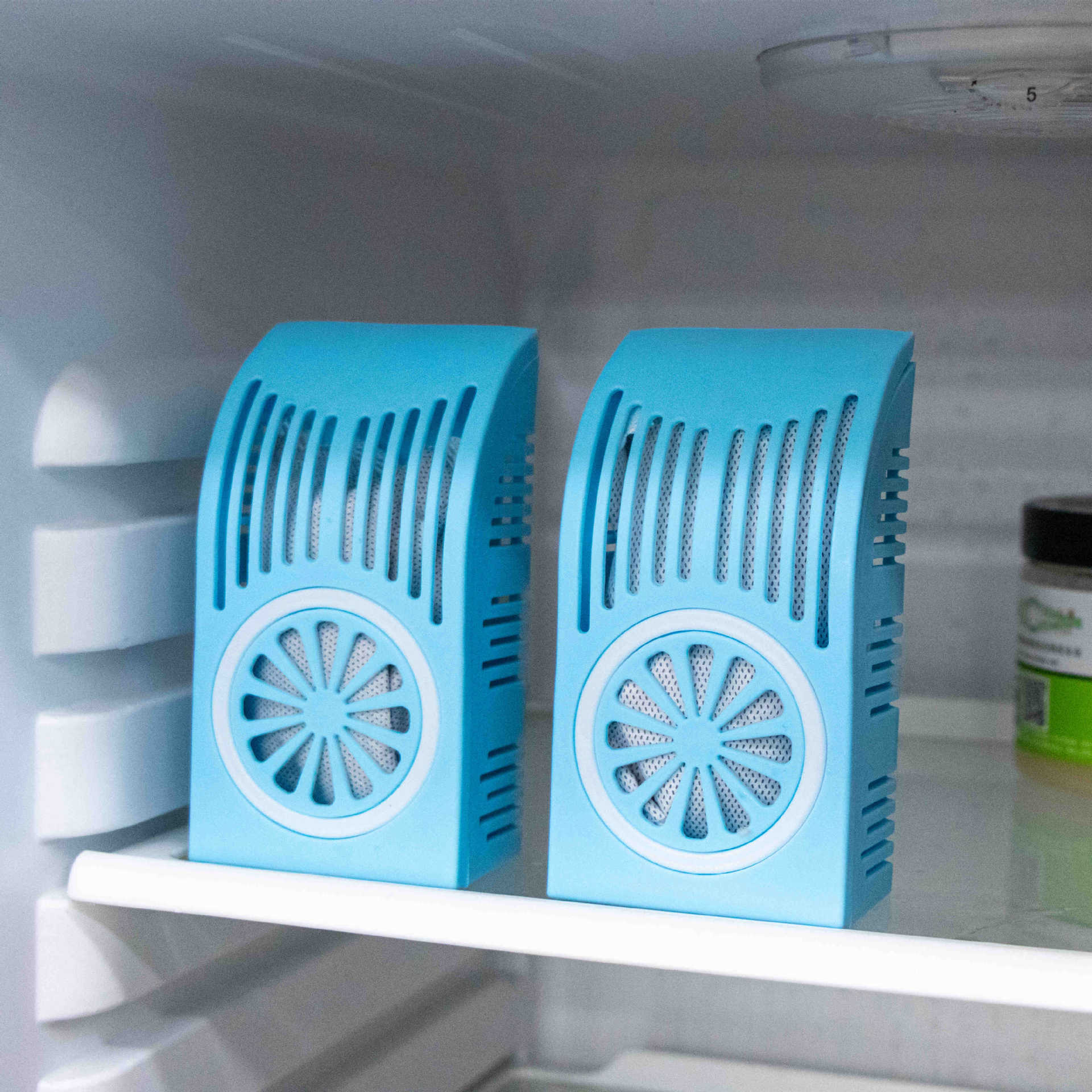 Hộp khử mùi tủ lạnh công nghệ cao  với than hoạt tính ,giúp làm sạch không khí và ngăn vi khuẩn phát triển