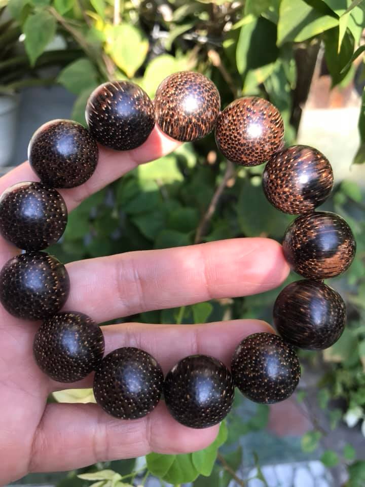 VÒNG ĐEO TAY NAM CHÂT LIỆU GỖ TRẦM HƯƠNG THƠM SIZE 18MM GỒM 13 HẠT ĐÚNG CUNG SANH ĐẸP LẮM LUÔN MÀU GỖ TỰ NHIÊN BÔNG BÔNG ĐẸP SANG Ạ
