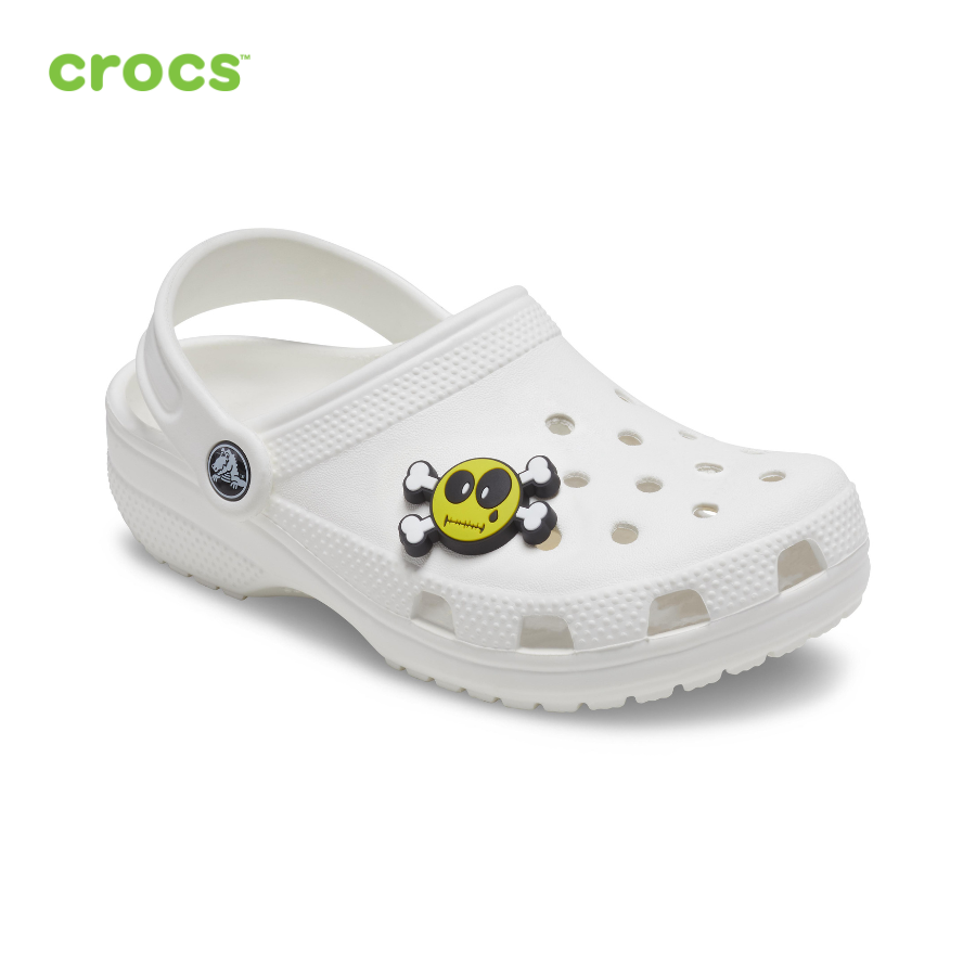 Sticker nhựa jibbitz gắn dép unisex Crocs Smiley Brand Cross Bones - 10008320