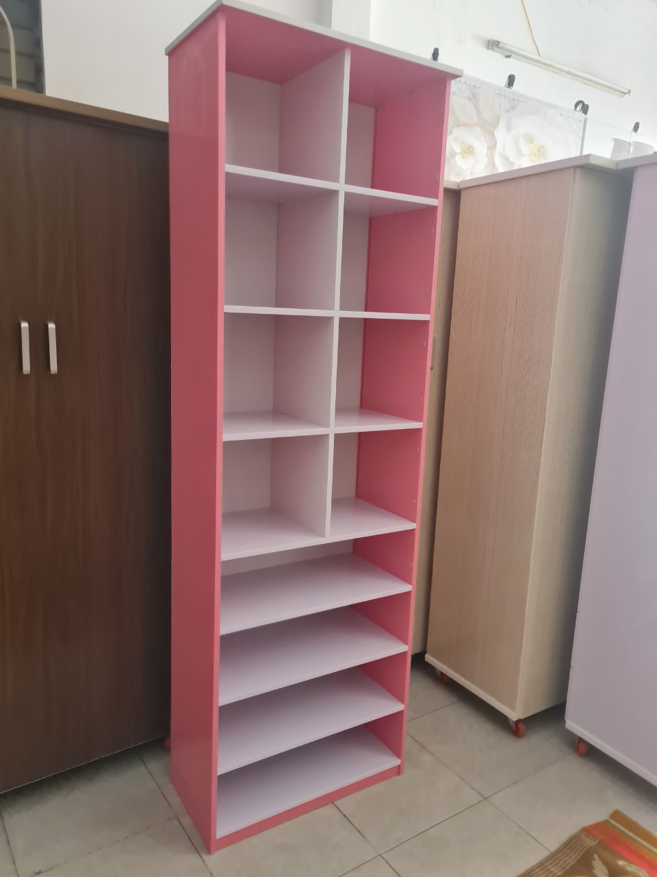 Tủ looker Tundo kết hợp kệ dày dép cho shop ngang 60 cm x cao 2m x sâu 40 cm.