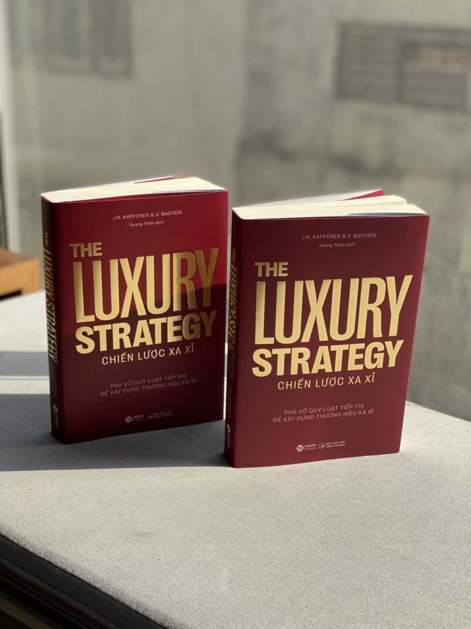 THE LUXURY STRATEGY: Chiến lược xa xỉ - Phá vỡ quy luật tiếp thị để xây dựng thương hiệu xa xỉ – Jean-Noël Kapferer, Vincent Bastie – Quang Thiệu dịch - Alpha Books