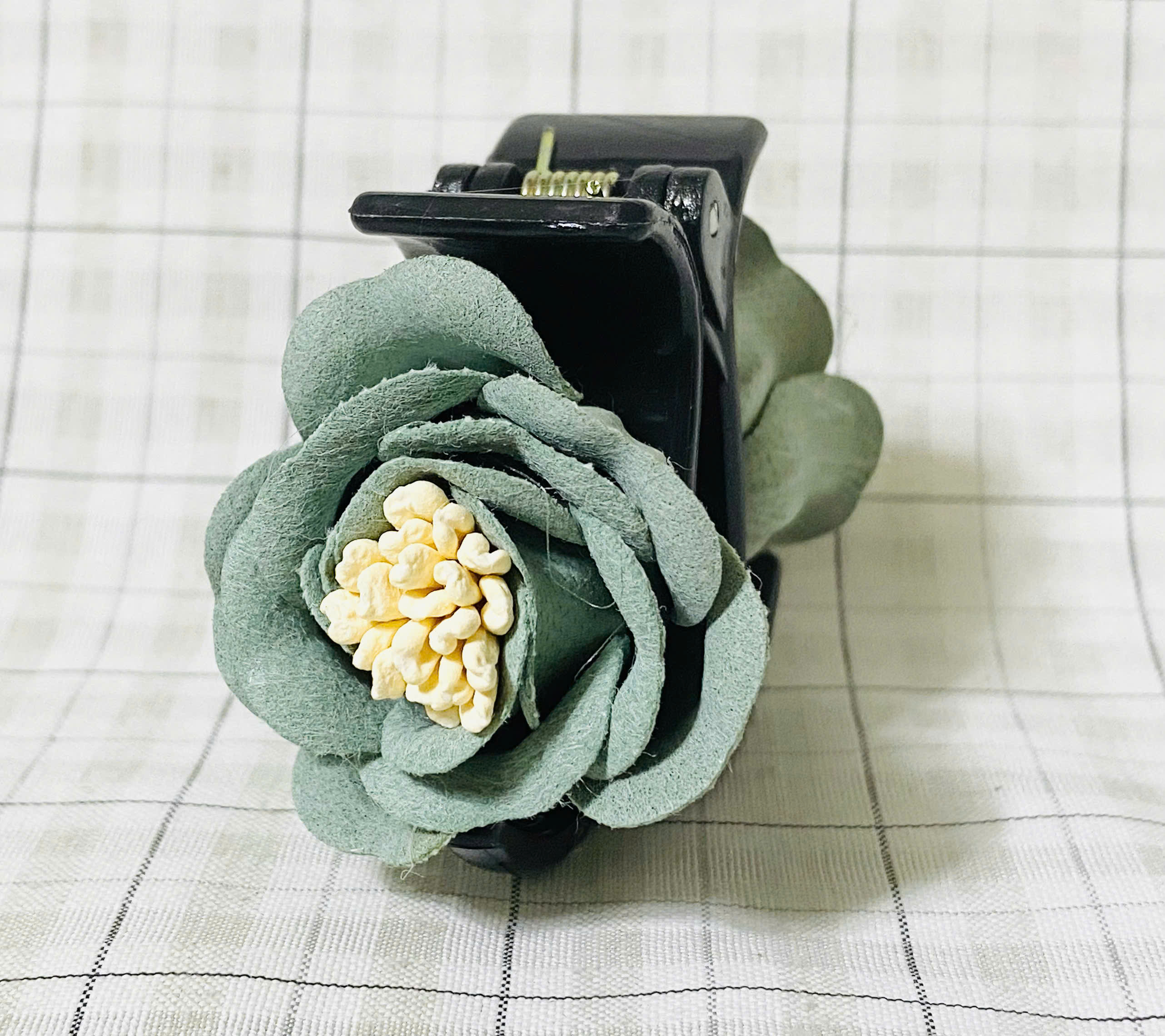 Kẹp Tóc Càng Cua 3 Răng Đính Hoa Hồng Vải Đài Cao Handmade – Nâng Niu Vẻ Đẹp Tự Nhiên