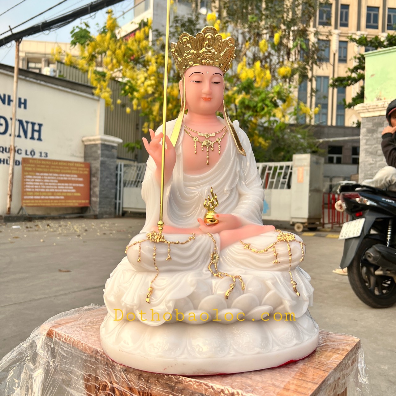 Tượng Địa Tạng Vương Bồ Tát ngồi trên đài sen bằng đá nhập khẩu cao cấp cao 40cm– màu trắng