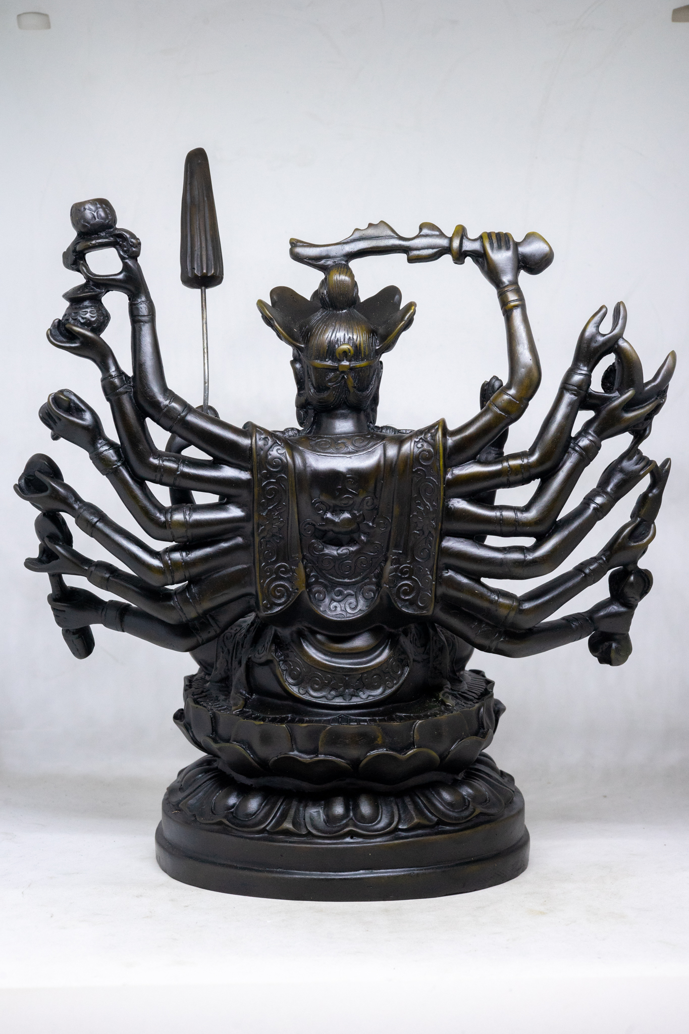 Tượng Phật Bà nhiều tay ngồi tòa sen bằng đá cao 29cm