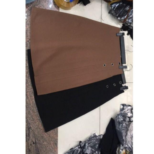 Chân váy chữ A xếp ly, Đính 3 khuy