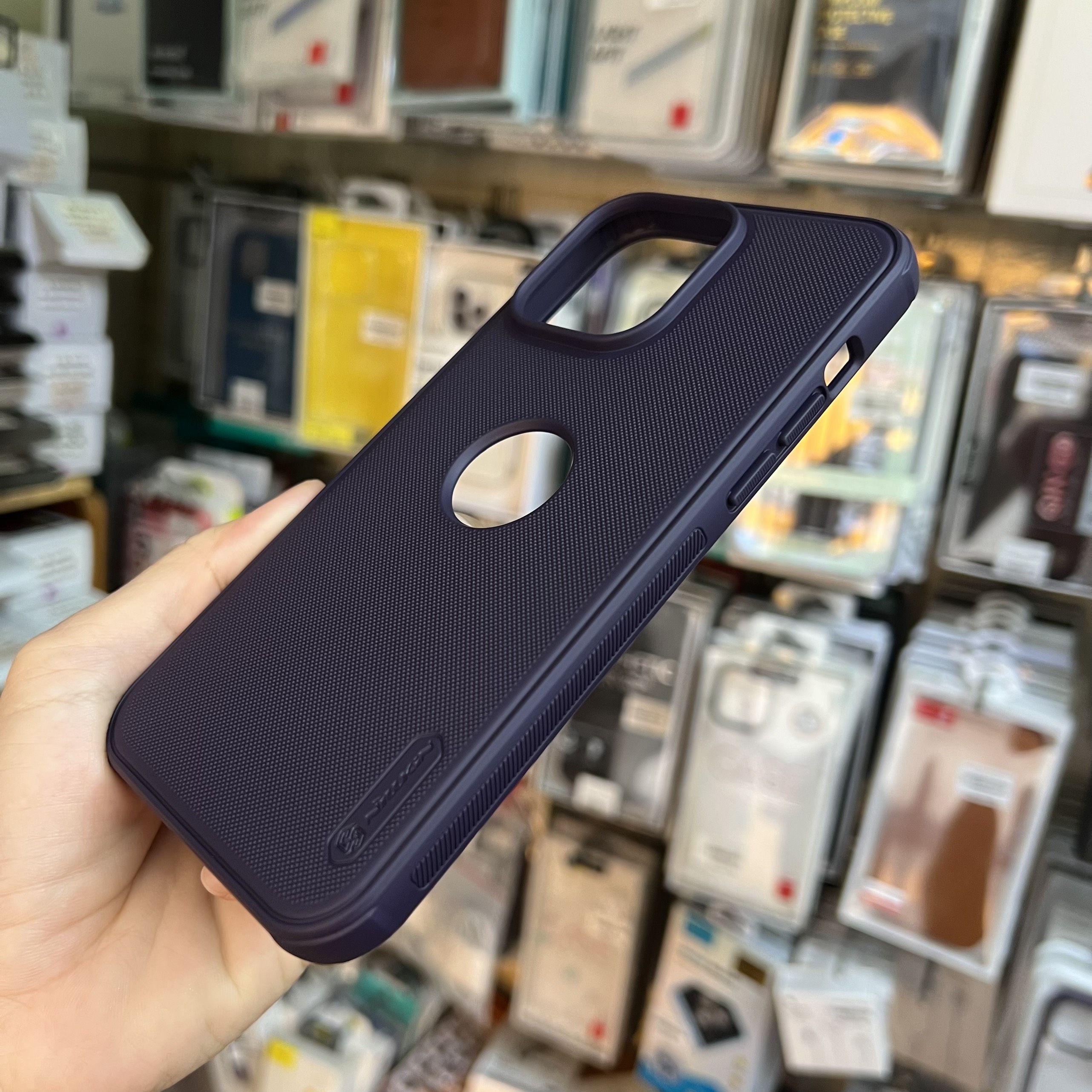 Ốp lưng Nillkin Frosted Shield dành cho iPhone 14 Pro màu tím - hàng chính hãng
