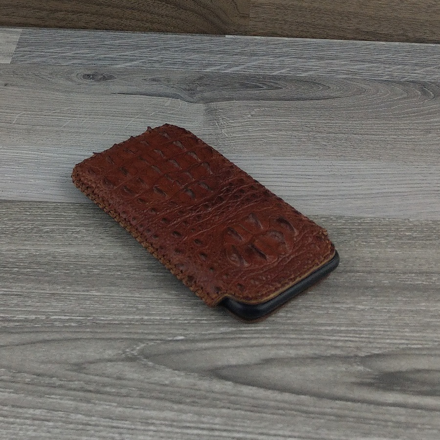 Bao da rút dành cho iphone 11 pro da cá sấu có gù màu nâu