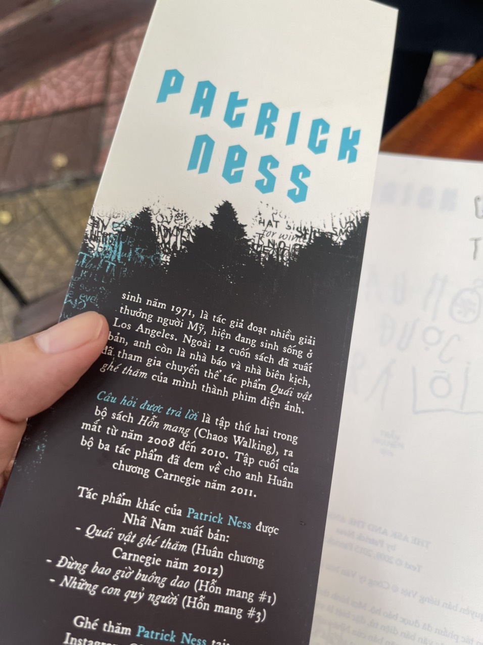 Sách - CÂU HỎI ĐƯỢC TRẢ LỜI – Patrick Ness – Trần Nguyên dịch – Nhã Nam – NXB Hội Nhà Văn (bìa mềm)