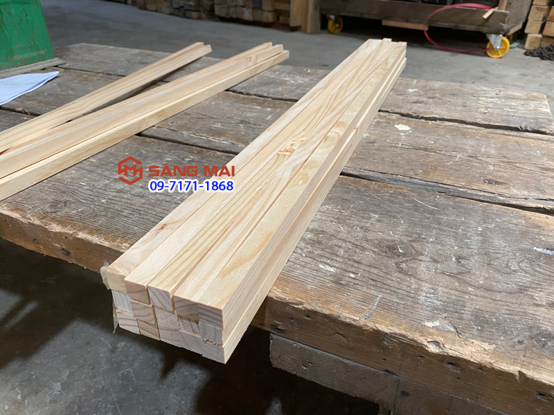 Thanh gỗ thông vuông 2cm x 2cm x dài 80cm + láng mịn 4 mặt