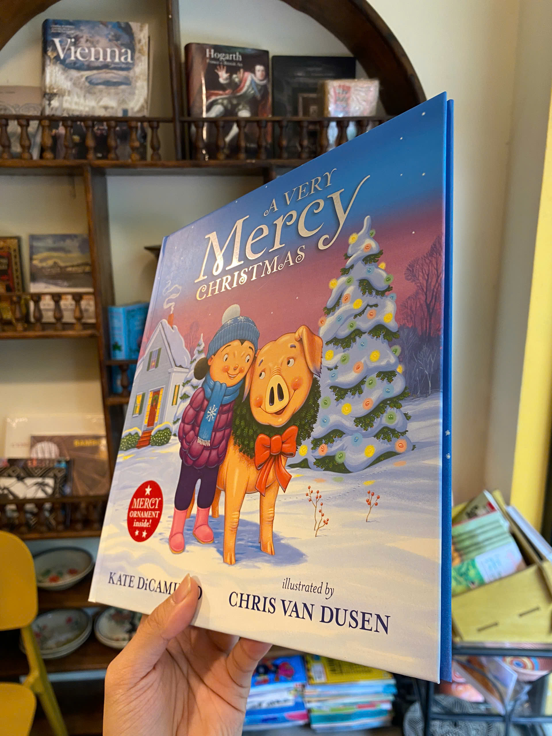 Sách - A Very Mercy Christmas by Kate DiCamillo | Children's Picture Book - Christmas Story