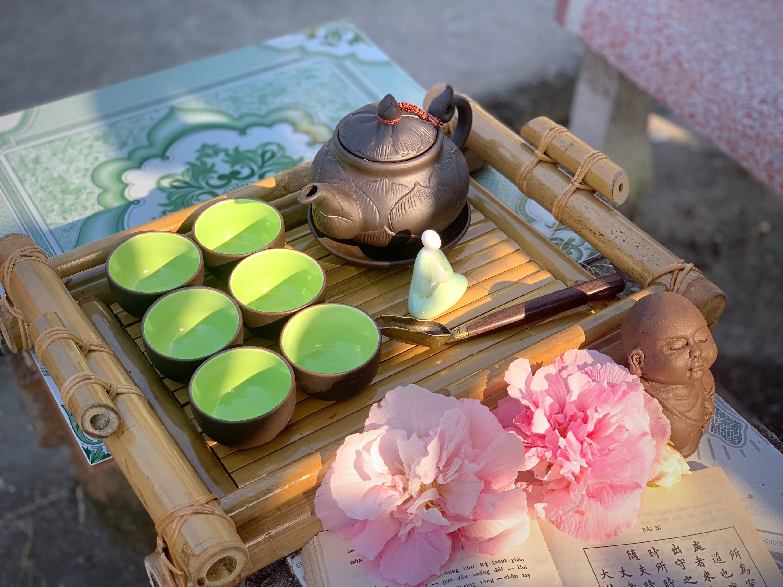 BỘ ẤM CHÉN MEN TỬ SA KHẮC SEN.