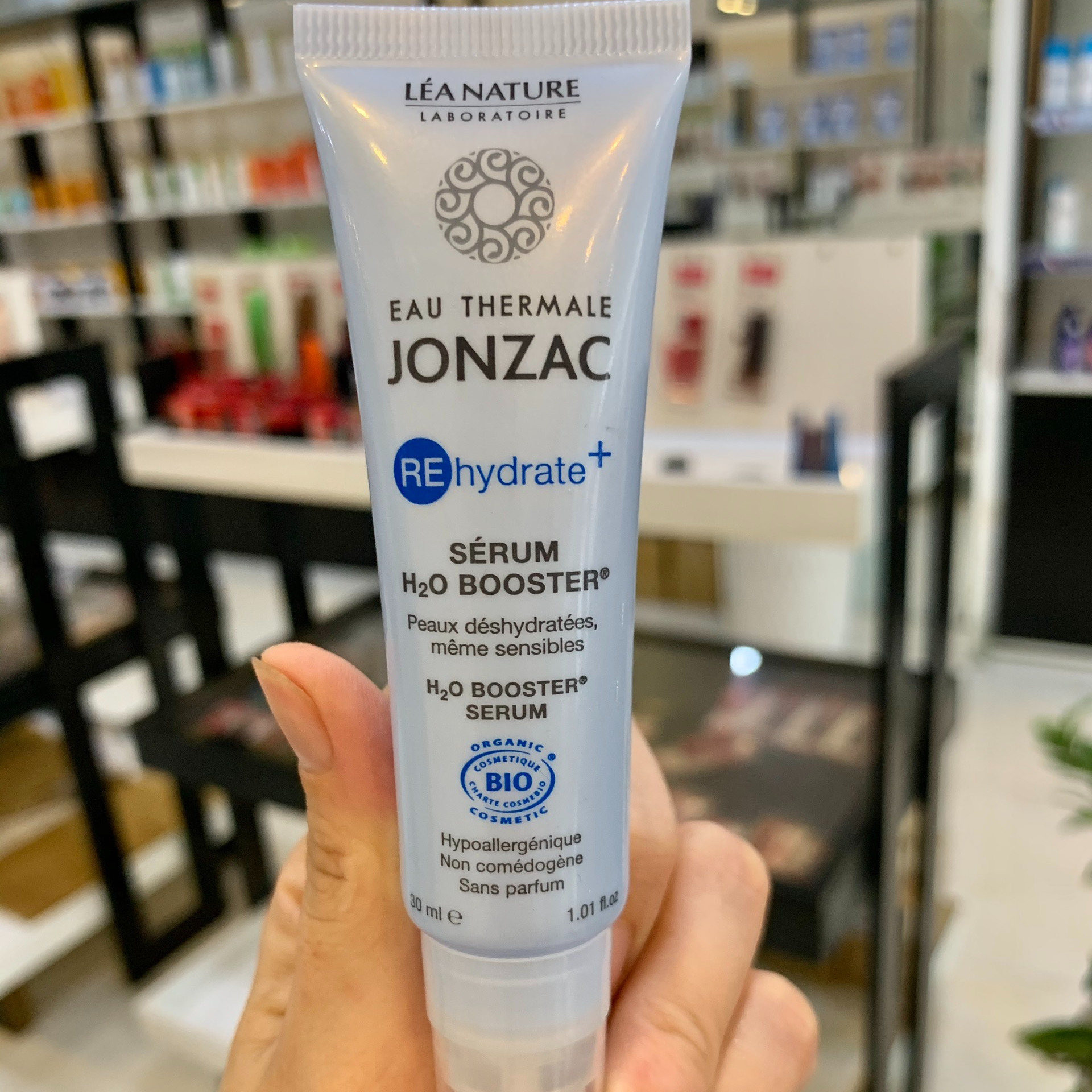 Serum Siêu Cấp Nước Eau Thermale Jonzac Rehydrate+ H2O Booster Serum 30ml giúp tăng cường hiệu quả cấp nước cho làn da khô mất nước + Tặng kèm 1 móc khóa có dạng hình Tour Eiffel màu đen viền đỏ