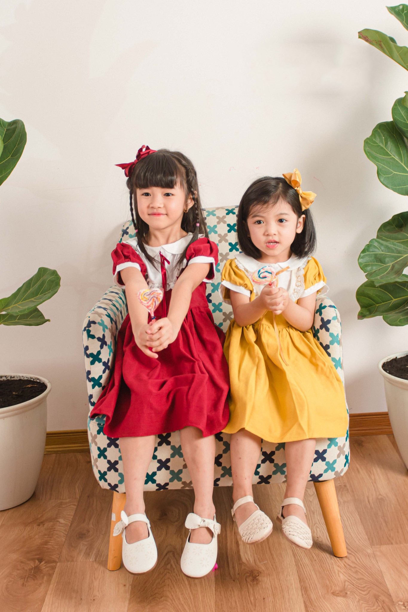Đầm Nhung Công Chúa Phối Cổ Trắng Dành Cho Bé Từ 1 Đén 6 Tuổi