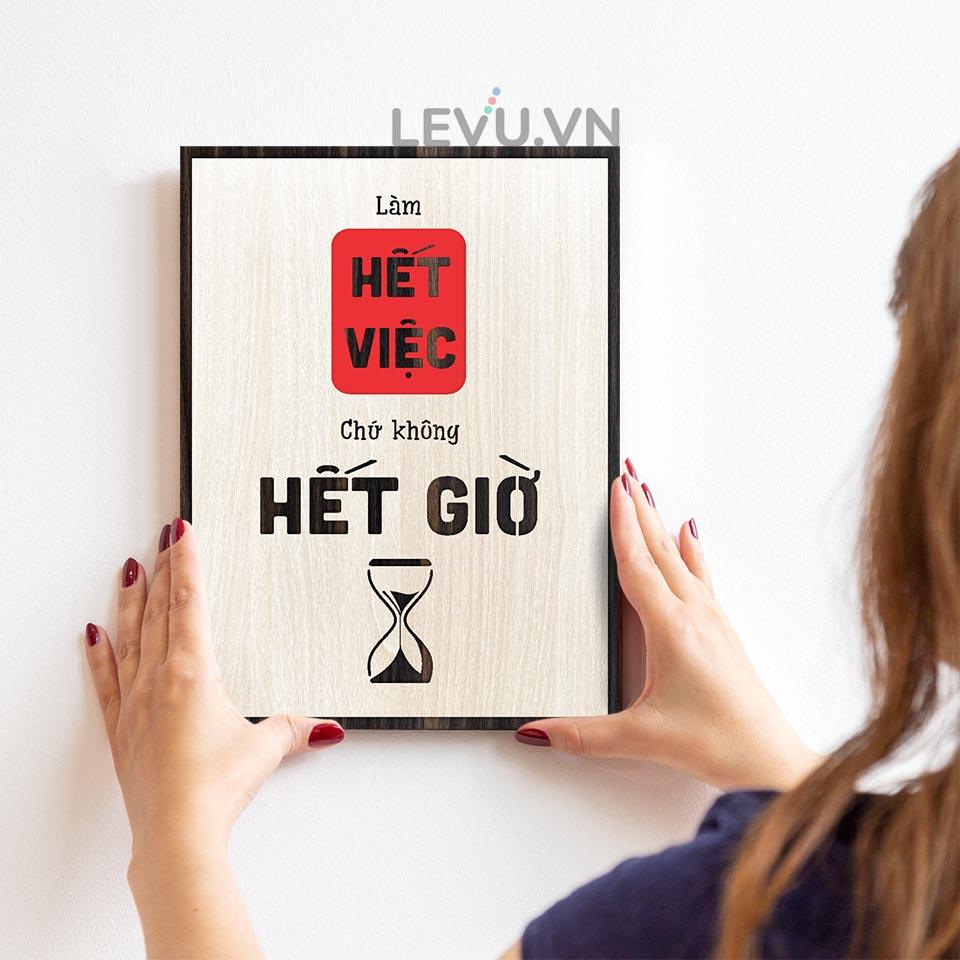 Tranh treo tường gỗ LEVU LV119 "Làm hết việc chứ không hết giờ"