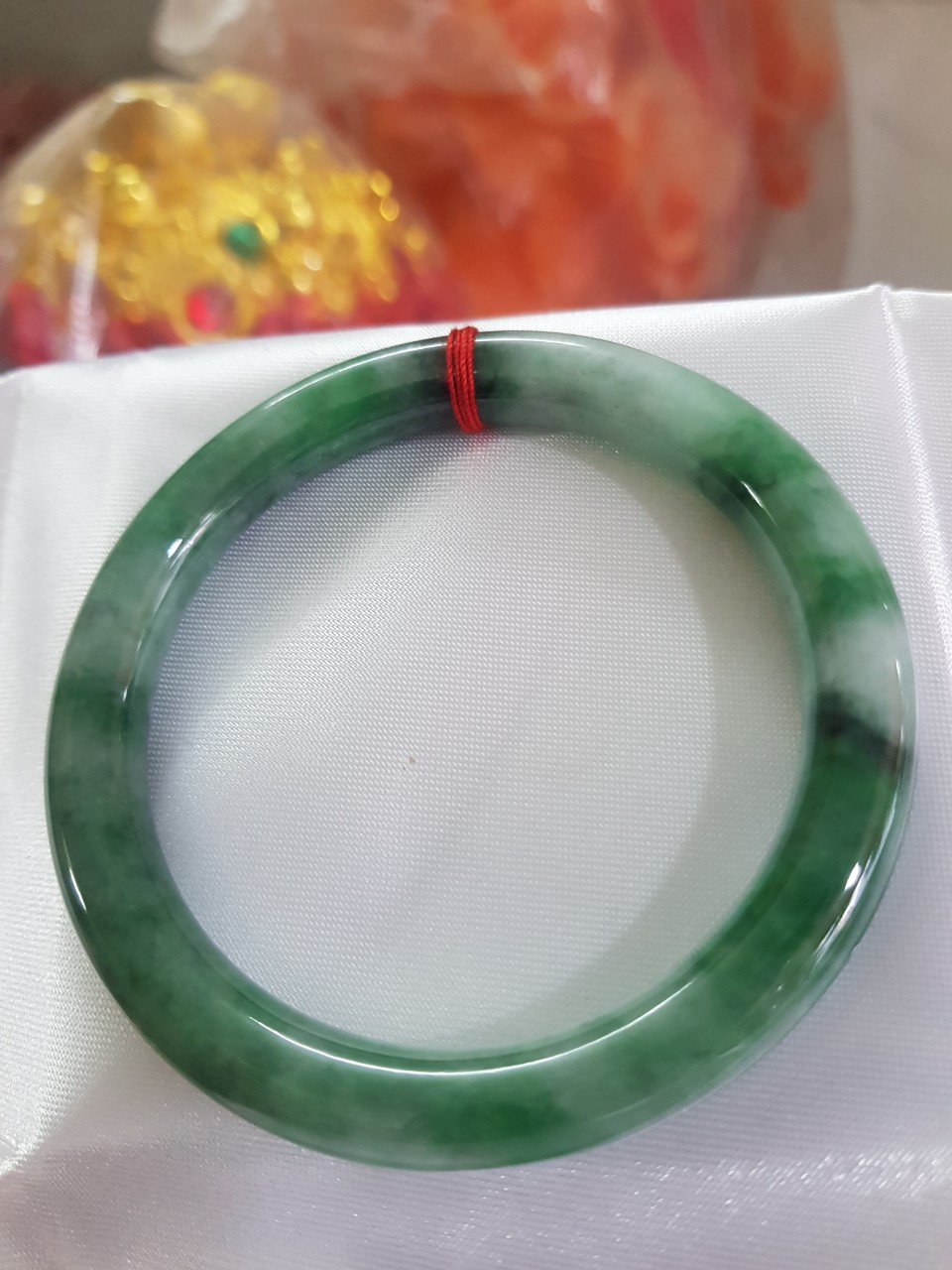 Vòng Cẩm Thạch tự nhiên mới cao cấp đẹp Đậu Lý Sịn Sao 54mm x cọng 8mm màu xanh đậu lý đậm nhạt điểm trắng nhẹ đẹp bóng nữ 53kg - 60kg đeo rất đẹp sang tay món quà tặng Mẹ , Vợ người thân ý nghĩa ạ