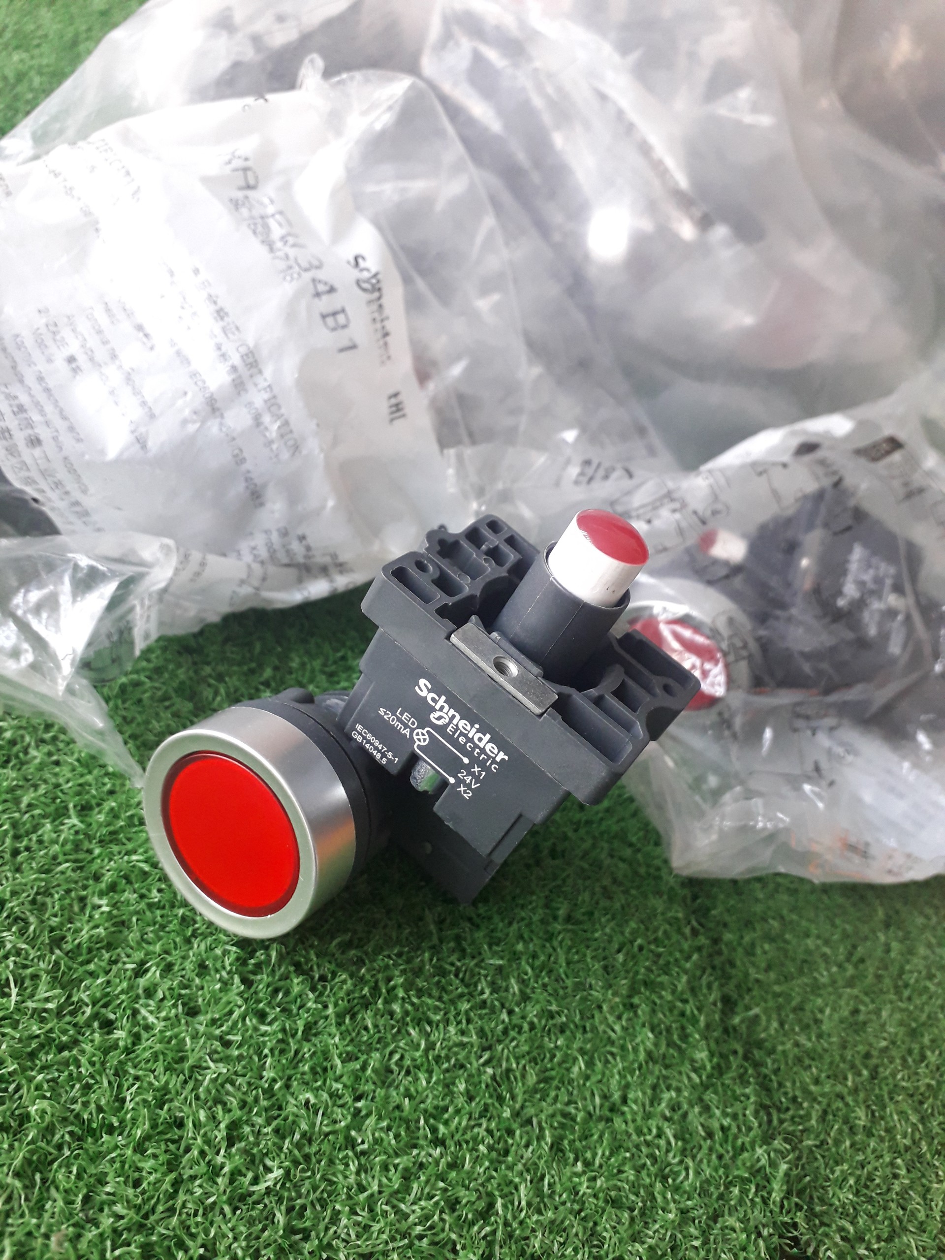 Nút nhấn có đèn XA2EW34B1 Schneider - Ø22 màu đỏ 24VAC/DC Chính hãng