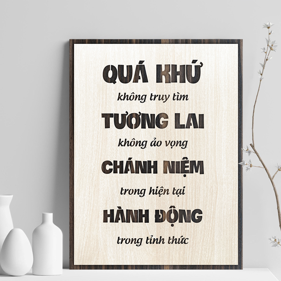 Tranh Gỗ trang trí TBIG029 danh ngôn sống ý nghĩa treo phòng khách &quot;Quá khứ không truy tìm, Tương lai ảo vọng, Chánh niệm trong hiện tại, Hành động trong tỉnh thức