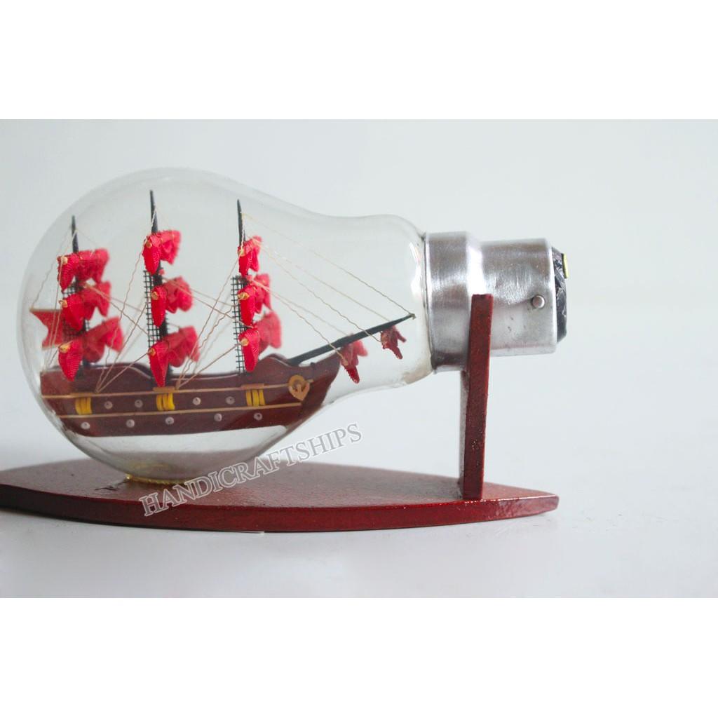 Mô hình tàu thuyền Victory trong bóng đèn