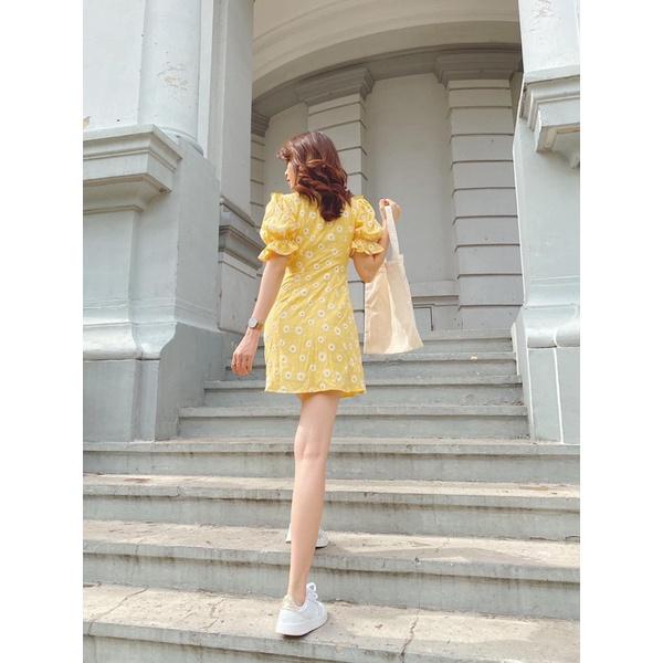 Đầm hoa vàng cổ trụ