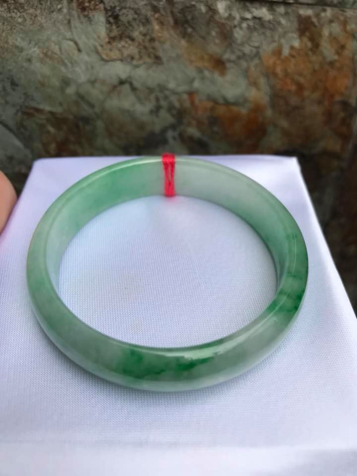 VÒNG ĐÁ CẨM THẠCH HẸ LÝ SAO 48MM ĐÁ TỰ NHIÊN CAO CẤP XANH LÝ TRẮNG ĐỀU VÒNG ĐẸP NỮ MẠNG THUỶ MỘC HOẢ TỪ 48 đến 56kg ĐEO