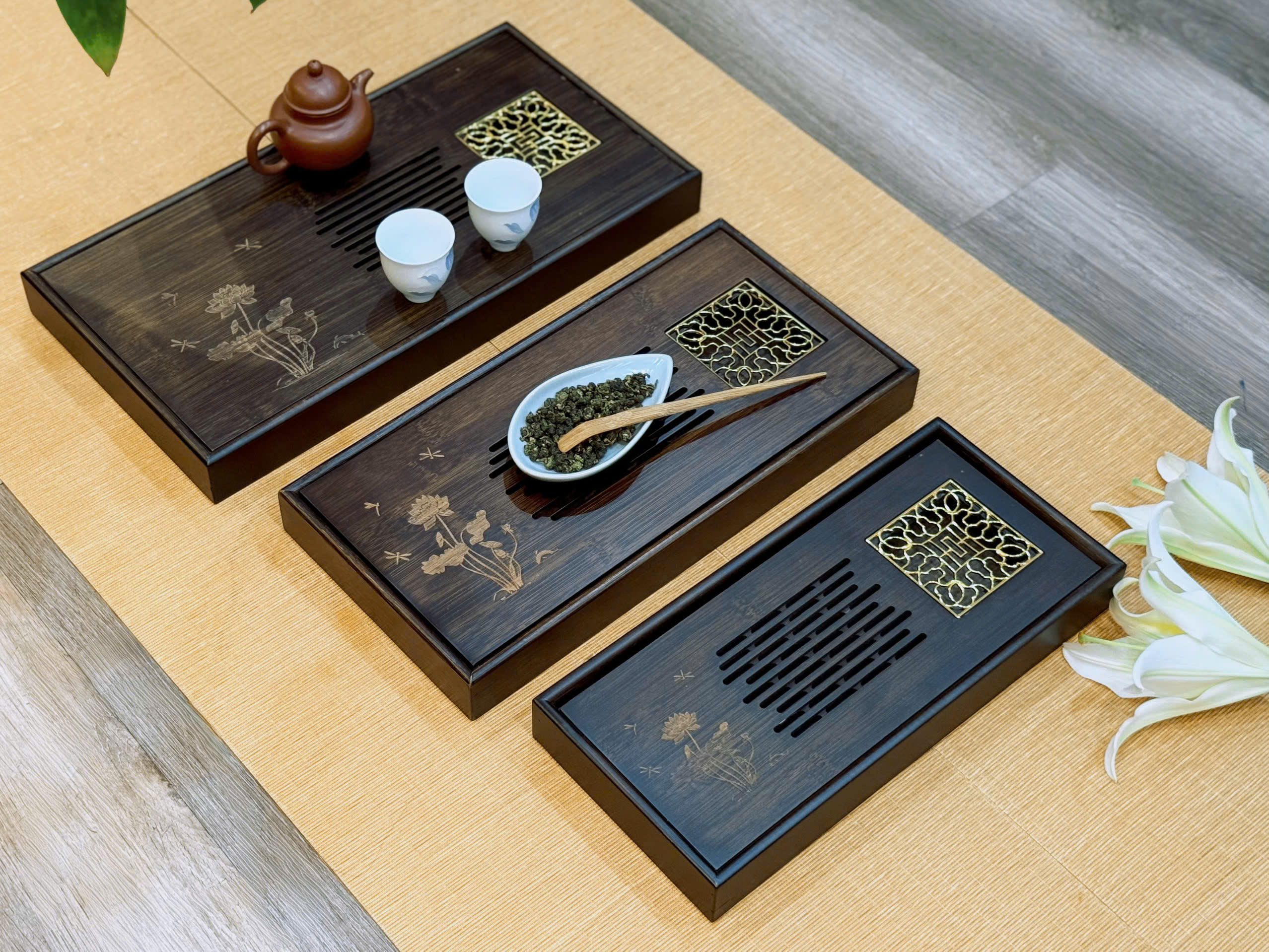KHAY TRÀ TRE HUN KHÓI - KHẮC SEN CHUỒN - KHAY TRÀ BỀN BỈ