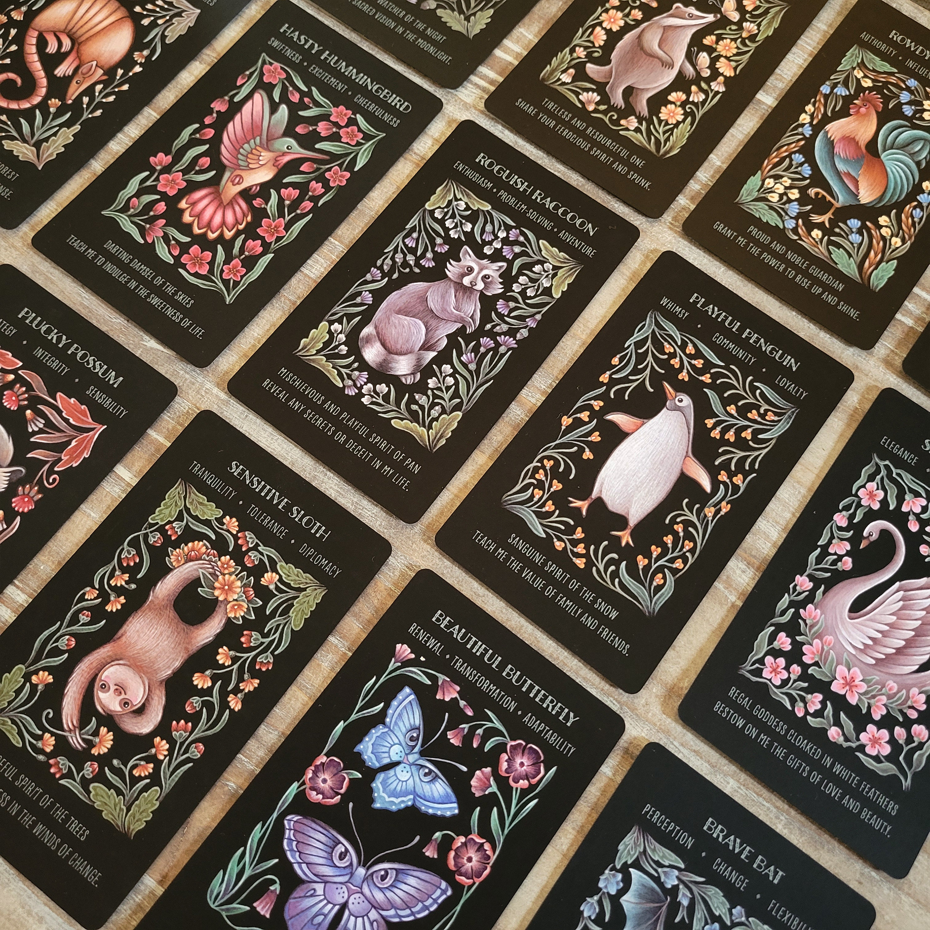 Bộ bài Wild Whiskers Spirit Animal Oracle đá thanh tẩy