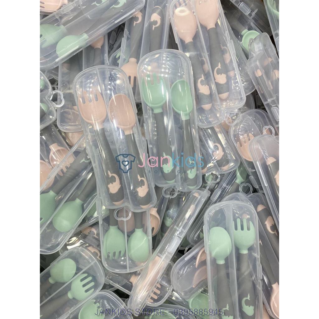 Set thìa dĩa ăn dặm bằng silicon cho bé hoạ tiết cá heo kèm hộp đựng