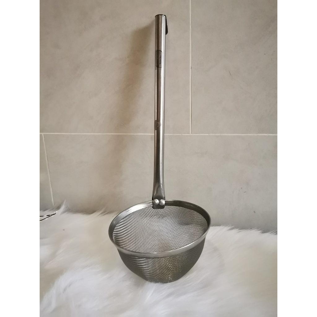 Vợt TRỤNG HỦ TIẾU -INOX Tròn sâu - Trụng MÌ, bún, phở cán gỗ, có móc treo tiện dụng