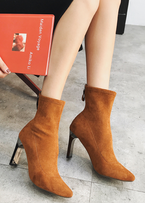 Boot cổ lửng ôm chân màu da bò gót vuông nhỏ cao 8cm GBN9002