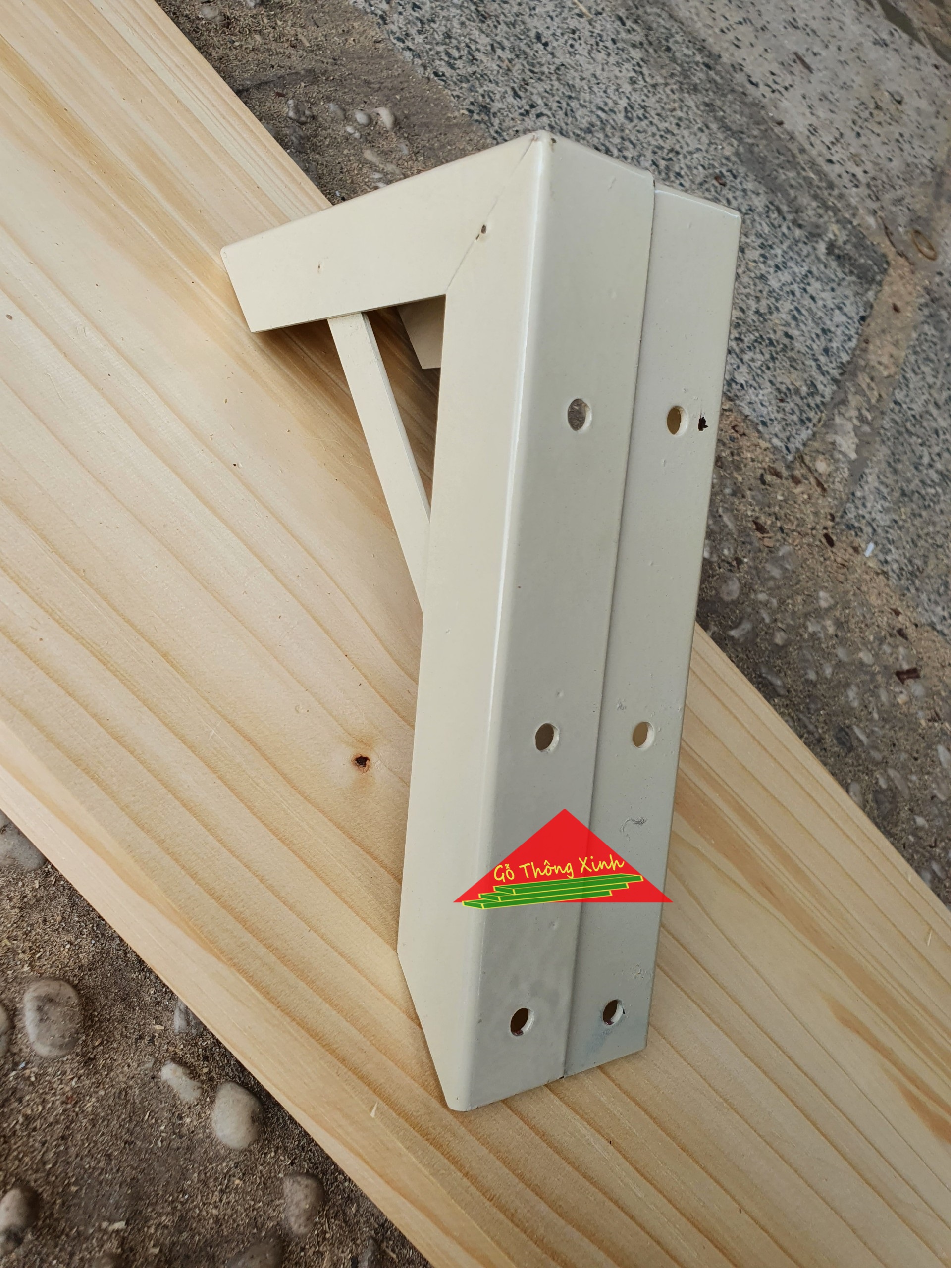 Cặp giá đỡ kệ gỗ dài 20cm bằng sắt đã sơn màu vàng nhạt, rất chắc chắn chịu lực tốt trên 30kg