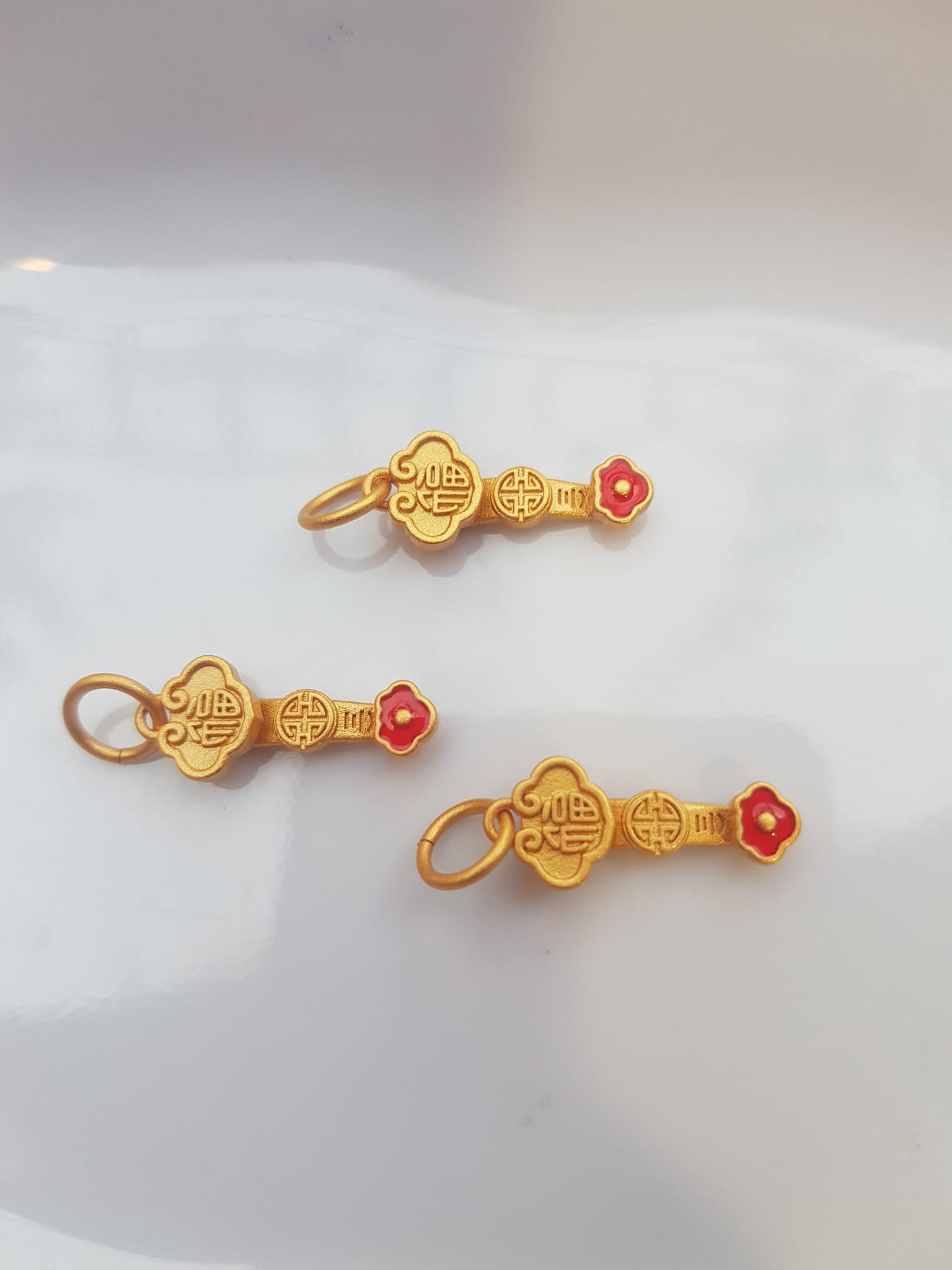 Phụ Kiện Charm Vòng Tay Nữ đẹp Hình Gậy Như Ý màu vàng phối vòng tay Nữ phối với vòng đeo tay của mình xinh xinh ạ