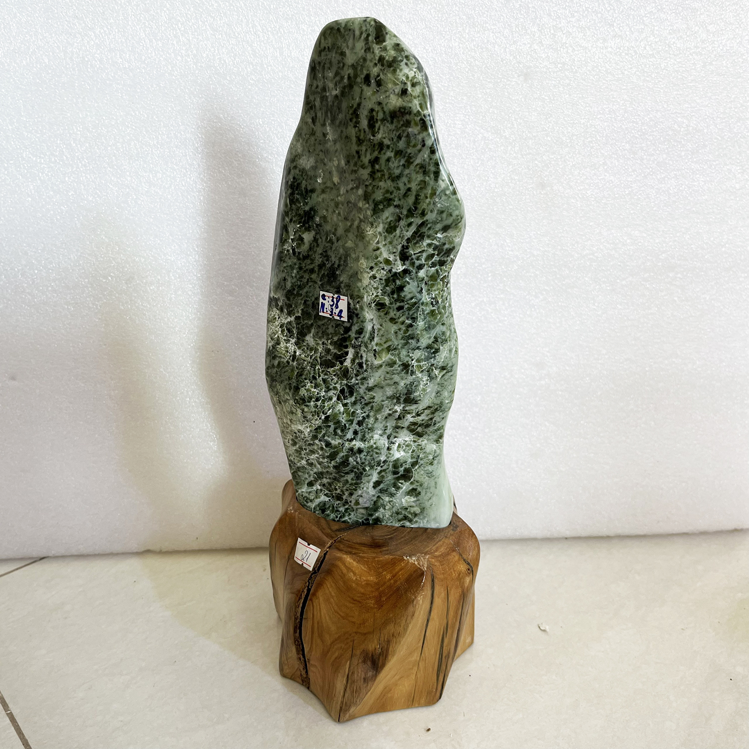 Cây đá phong thủy tự nhiên màu xanh lá cao 32 cm nặng 4 kg cả chân đế gỗ rừng tự nhiên