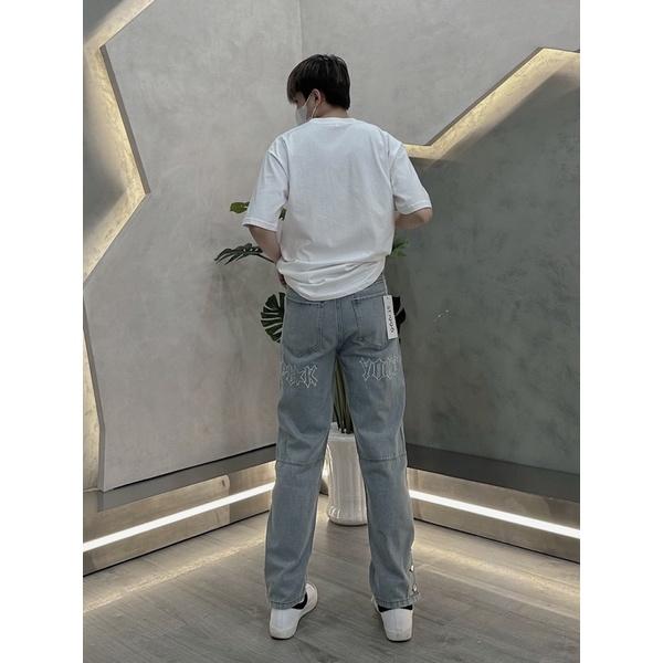 Quần jeans xanh baggy nam có thêu chữ in nút dưới ống