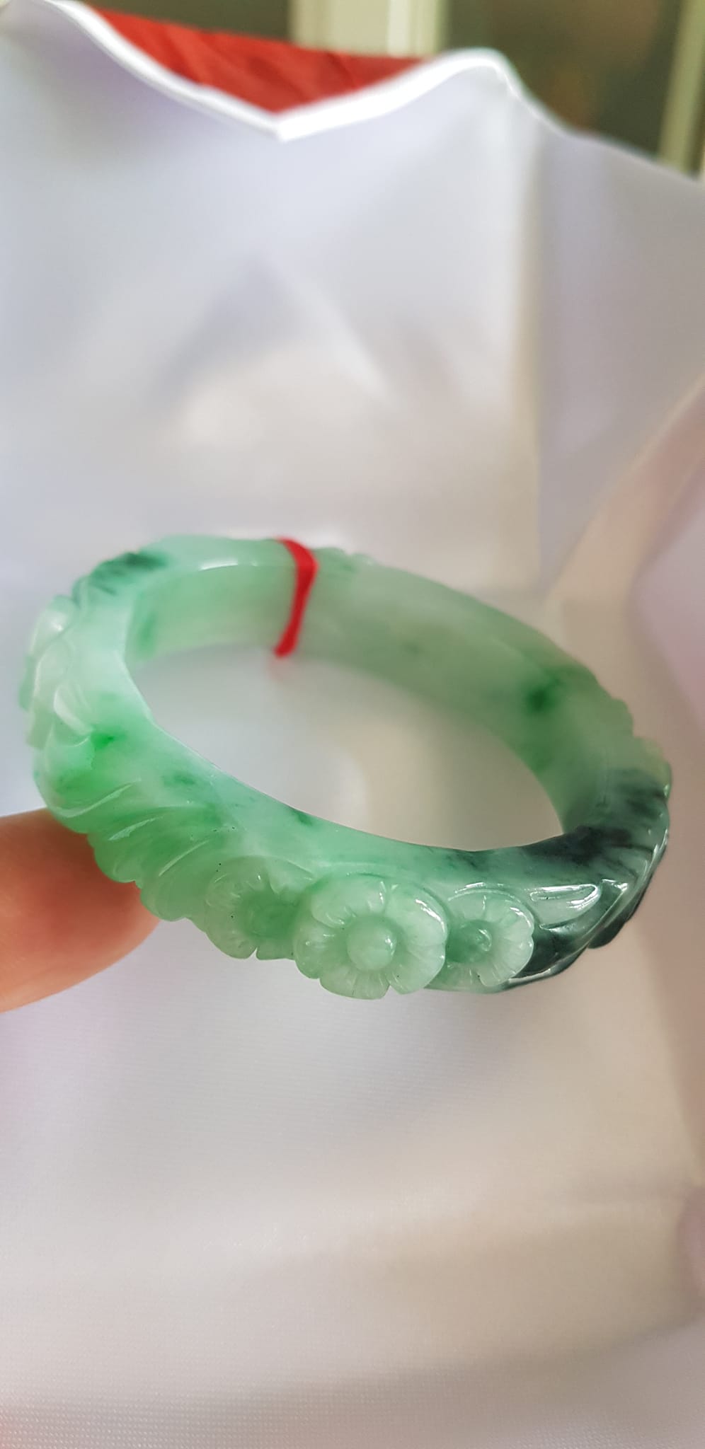 Vòng cẩm thạch tự nhiên chạm Bông Hoa Mai tròn mới đẹp tuyệt vời bản vuông Ni 48mm x cao 12mm x dầy 8mm 100% Đá cẩm thạch thiên nhiên màu Xanh ngọc bóng đẹp đều cả vòng điểm xanh sơn thủy đậm 1 góc thiệt đẹp Nữ 35kg - 48kg đeo ạ