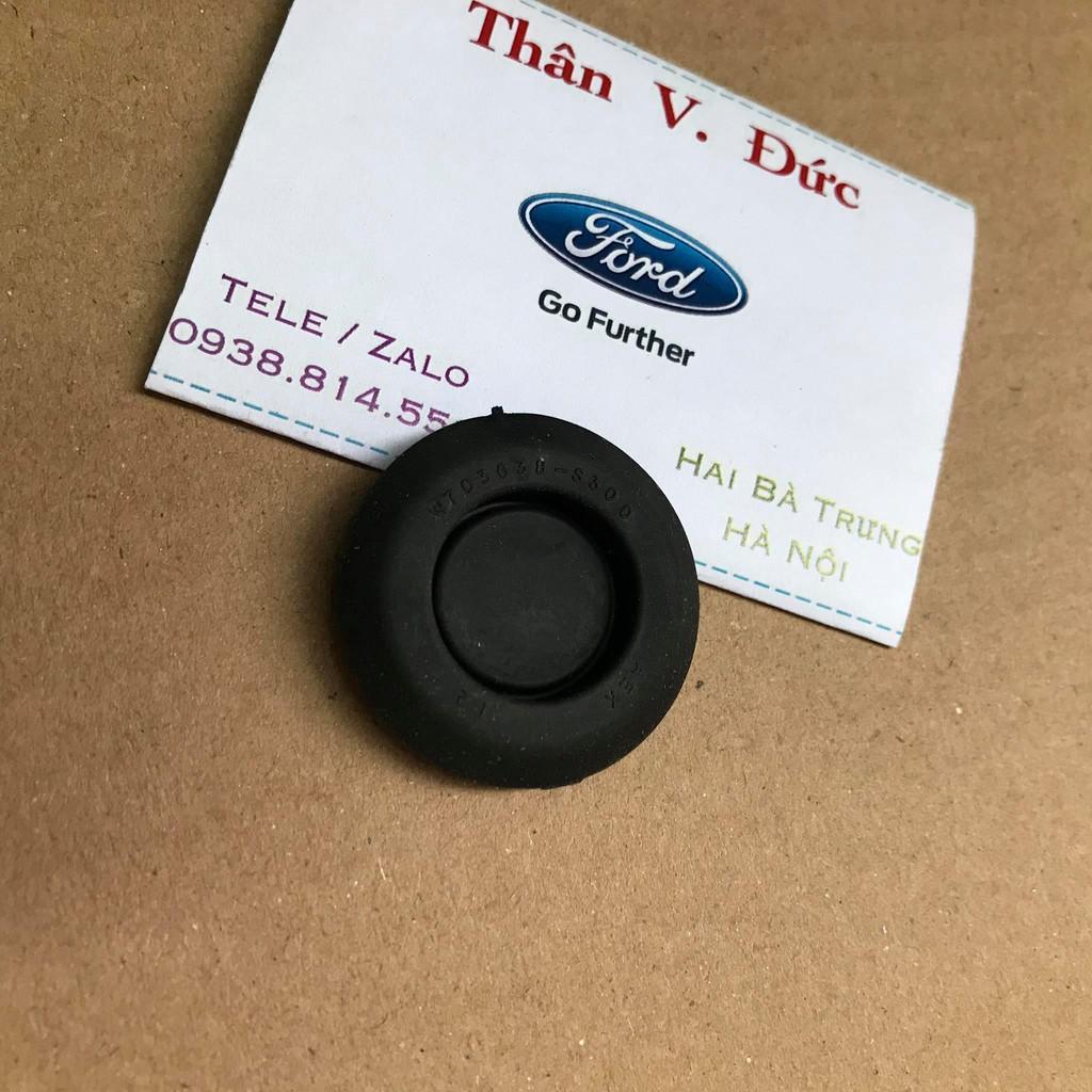 Nút cao su bịt sườn trong xe Ford Transit