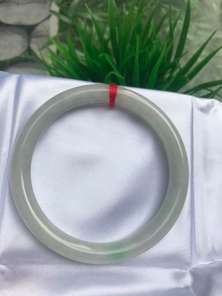 VÒNG TAY ĐÁ CẨM THẠCH MỚI TRẮNG LÝ 54  Size vòng 54mm x dầy 8mm  MÀU TRẮNG BÓNG CHẤM XANH LÝ NỮ 54kg đến 64kg Đeo