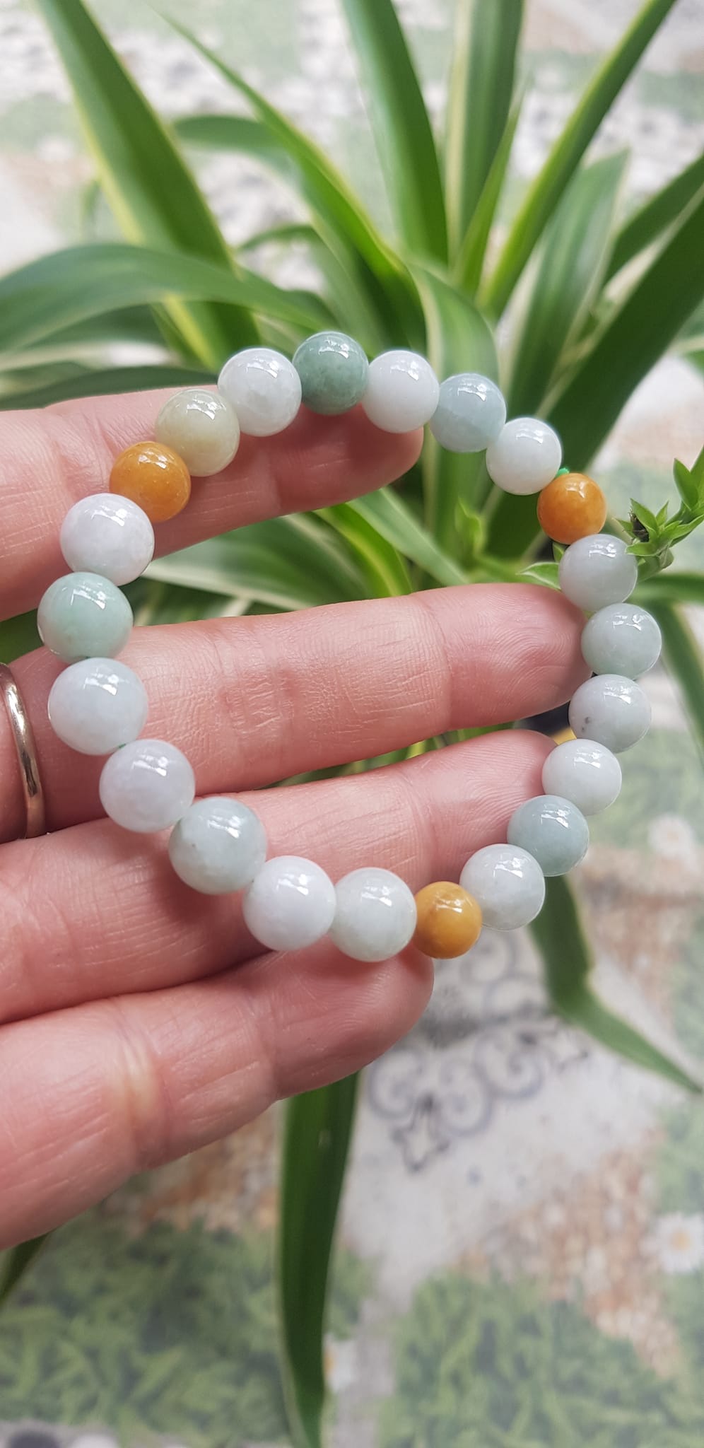 Vòng chuỗi đá Cẩm Thạch tự nhiên trắng huyết tam tài 8mm bóng đẹp Màu trắng bóng xanh vàng nữ đeo rất xinh đẹp xinh tay may mắn Vòng đá cẩm thạch tự nhiên tốt cho sức khoẻ công việc ạ