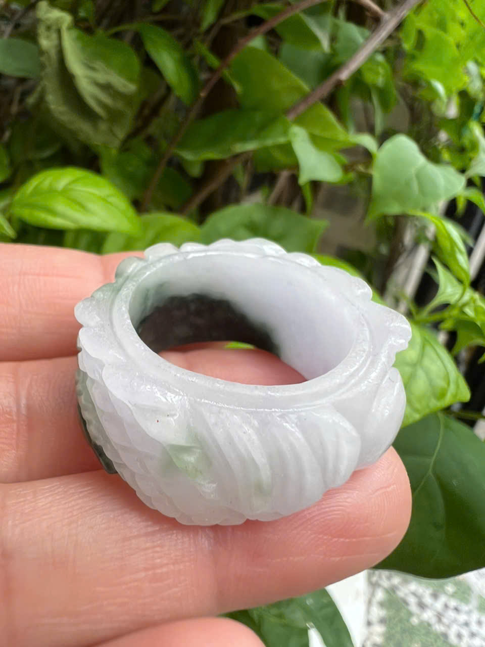 Nhẫn Rồng Nam Ni 21mm Cao 13mm Dầy 5mm Cẩm Thạch màu màu trắng xanh đậm phía dưới đẹp ạ