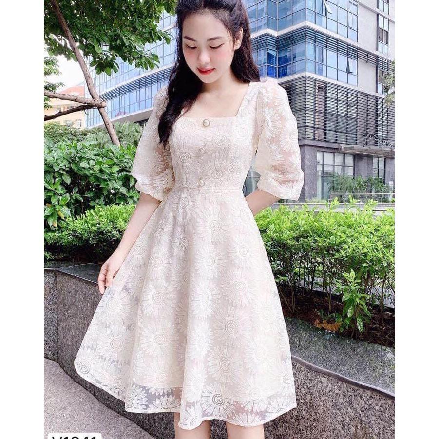 Đầm nữ ren trắng cổ vuông hoa cúc siêu xinh Doris Dress có lót toàn thân